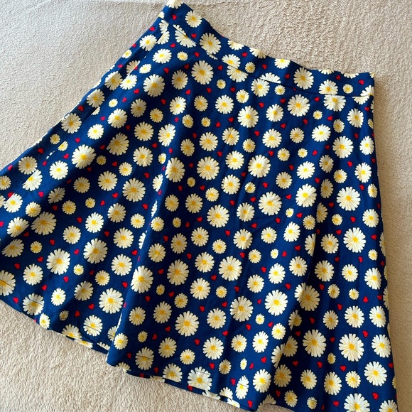 Retro-Inspired Navy Daisy A-Line Skirt with Red Heart Accents M - Picture 2 of 10
